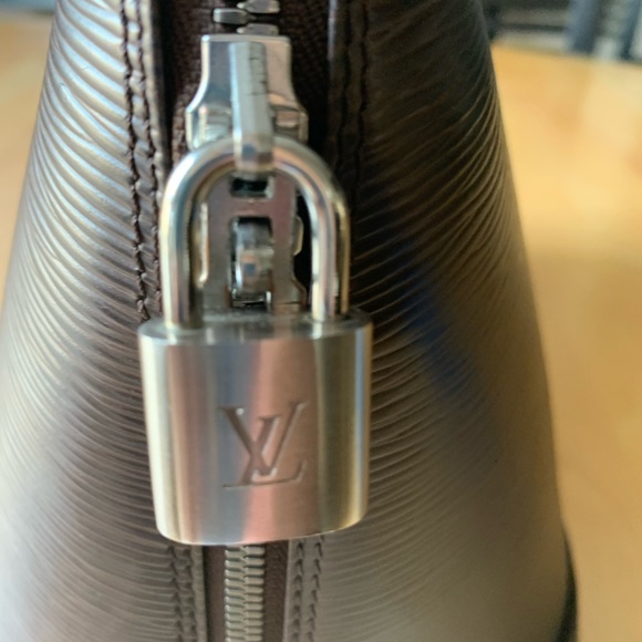 SALE! Auth LV Alma EPI brown handbag & wallet set! - Picture 5 of 16